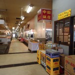 浦安 中国飯店 - 店の周りでは魚を売ってます。