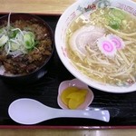なつ旨ラーメン+モツ丼