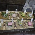 川口屋 - 生菓子の並んだショーケース