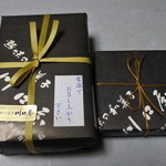 川口屋 - 買って来た干菓子と生菓子の箱