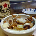 あべちゃん - 牛もつ煮込み　瓶ビールはサッポロ赤星