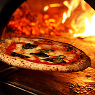 Dishes made with seasonal ingredients and wood-fired Neapolitan pizza