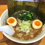 Ramen Ippeiya - ラーメン 太麺 味玉のせ