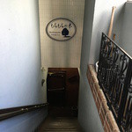 ここを降りてB1が入口です