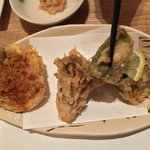 天ぷら新宿つな八 大丸店 - 左 アサリにひと手間加えた貝詰め、右（箸） ピーマンの牡蠣詰め