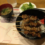 浜勝やきとり店 - やきとり丼、味噌汁、サラダ