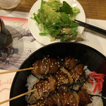 浜勝やきとり店 - 上から見たサラダ、やきとり丼