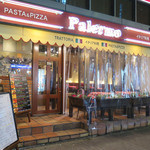 Palermo - 赤い看板と黄色のテントが目印です！