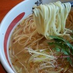 塩元帥 - 1602_塩元帥総社_からあげｾｯﾄ＠910円(塩らーめん)_麺リフト