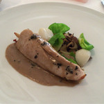 メイン【地鶏胸肉のソテー】拘りの調理法で仕上げたメインの一皿。