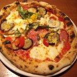 ターナ フォルノ - 夏野菜とミラノサラミ、モッツァレラのチーズのピッツァ 1785円