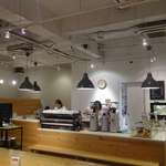 Fika Fika Cafe - 店内は広々としており、厨房スペースも清潔感があっていい感じです。