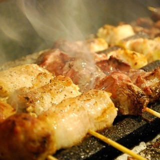 We make skewers in the store every day! Grilled over charcoal♪
