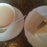 珈琲専門店 煉瓦 - ロイヤルミルクティーとレアチーズケーキ