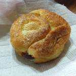 DONQ - チーズクリームのスイートロール ￥216