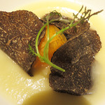 レザン ドール - 黒トリュフと白人参？のスープです。
      