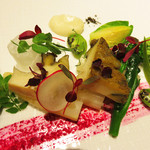 レザン ドール - 冷たい前菜。
                                低温調理の鮑・フランス産のアスパラガス・山菜や野菜やハーブ色々。
                                