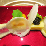 レザン ドール - アミューズブーシュ。
                                糸島の蕪・スウェーデン蕪を使ったブランマンジェ風(キャビアとウニのせ)・ナスタチウム添え
                                お料理の量は全体的に控えめ・味わいは軽いです。
                                