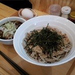 SOBAJIRO ～そば二郎～ - 「鶏そば (800円)」の鶏はちけ汁のほうに入ってきます
