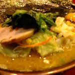 家系総本山 ラーメン 吉村家 - 中ラーメン（野菜畑+生卵）