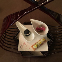 芦屋フレンチ北じま - アミューズ 炭のマカロン・カツオ・蟹