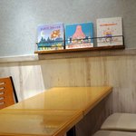 カフェ風車 - 絵本棚付きのテーブル席も人気!(^^)!