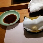 すし割烹 小笠原 - 握り参ります～の醤油皿と濡れ布巾