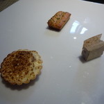 月夕堂 - 2016.2アミューズ…オニオンのシャーベット入り冷たくて温かいタルト、アンチョビのフィナンシェ、豚肉のリエット