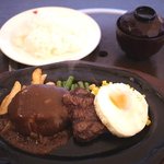 肉の万世 - 料理写真:ハンバーグと黒毛和牛のハーフステーキランチ