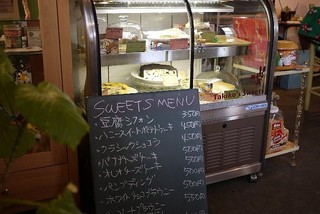 TAKIKO'S SWEETS - 冷ケースにケーキ達が並ぶ