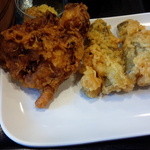 MarukameUDON - 左　フライドチキン、右　なすのてんぷら(16-02)