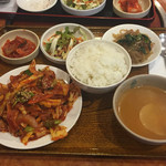 韓国家庭料理 扶餘 - 2016年2月。オサムプルコギ炒め定食には、チャプチェ、キムチ、ミニサラダ、みそ汁付き。