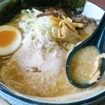 つるおか家 - 魚介とんこつ麺 750円