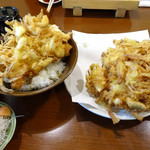 和が家 - かき揚げを２つに割って下のお皿へ