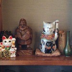 中華そば おかめ - 夢に出てきそうな招き猫（右）