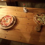 カフェ エンビーチ - 最初に出てきた石窯のピザ2種類