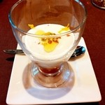 〈前菜〉野菜のギリシャ風マリネ　ビーツとピュアブランの２色のソース