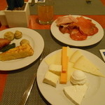 TRYP Madrid Alameda Aeropuerto Hotel Madrid - 朝からチーズの盛り合わせに生ハム