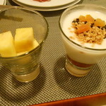 TRYP Madrid Alameda Aeropuerto Hotel - デザート　　フルーツとヨーグルト