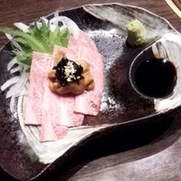 焼肉の龍園 小倉本店 - うにと牛刺し