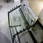 アールベイカー インスパイアード バイ コート ロザリアン - 新聞スタンドには日経と毎日の朝夕刊とスポニチの３誌を常備。