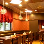 h INDIAN RESTAURANT AHILYA - マハラジャ風店内