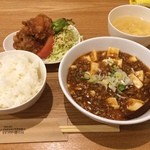 れんげkitchen - 平日の１３時半頃に訪問しました。ランチで2回目の訪問です。新しいお店で、店内が綺麗。私はマーボ豆腐と唐揚げ定食、主人はチキン南蛮定食を注文しました。どちらも８５０円で、スープ付です。マーボ豆腐は少しピリ辛でとても美味しくボリューム的にも満足でした！唐揚げも塩胡椒が添えられていて、熱々で美味しかったです。チキン南蛮も味見しましたが最高でした。プラス150円で杏仁豆腐かコーヒーを注文可能という事でした