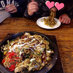 Okonomiyaki Gama - 蒜山では生卵をそれだけで焼いてましたが、この日は混ぜて食べてました♡