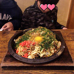 Okonomiyaki Gama - 焼きそばには生卵が乗ってます。マンガやめて早く食べない〜米子弁で…食べなさい。ですよ(*^^*)