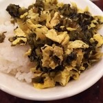 江南酒家 - （2016/2  訪問）高菜のせご飯（スープ付き）。坦々刀削麺に＋210円。