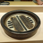 すし処 ひさ田 - 一体デンマークで、日本のどこの窯の作品を写したのでしょう？こんな備前あったのかなぁ？？？
            
