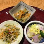 あきよし - お通し3品<海藻ビーズと牛蒡サラダ,切干大根とゼンマイ煮,漬物>