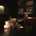 バー ラストフィズ - レコードでジャズが流れてます