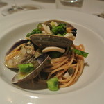 リストランテ カノフィーロ - アサリとヤリイカ、菜の花のソース　オーガニック全粒粉のスパゲッティ